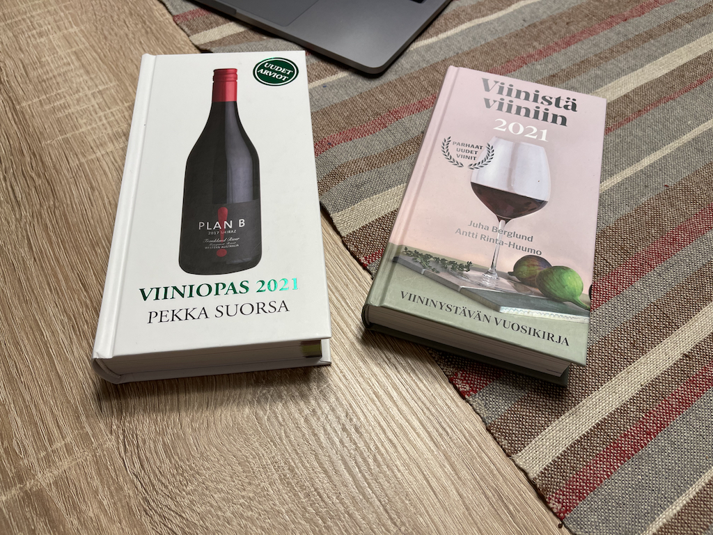 Kirjavertailu: Viiniopas 2021 & Viinistä viiniin 2021