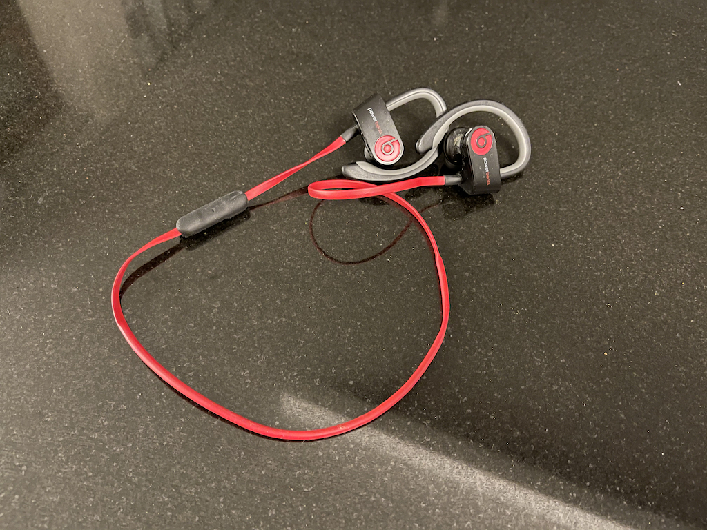 Vanhat Powerbeats2 langattomat nappikuulokkeet käyttöön