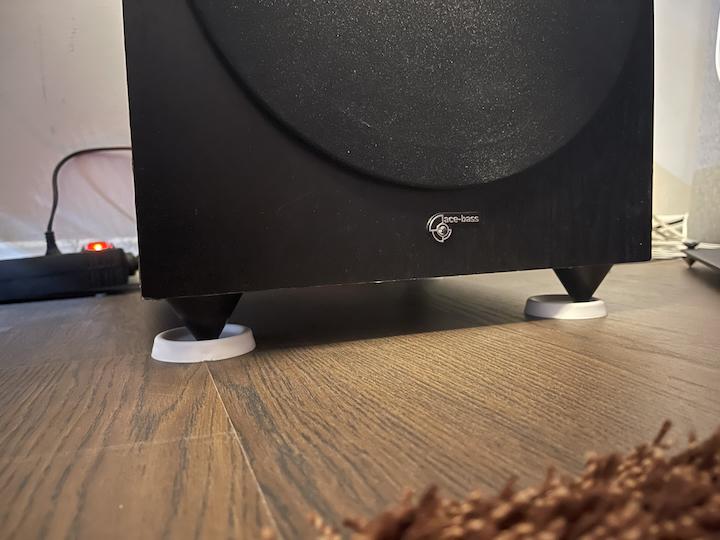 Kumitassut subwooferin alla